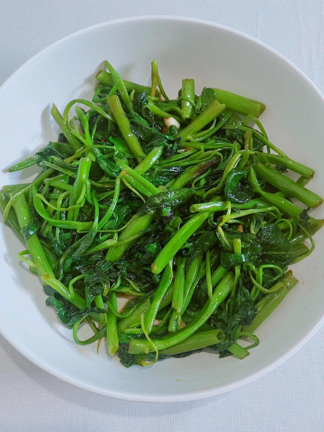 上班很辛苦做饭不含糊！今天做清炒空心菜~