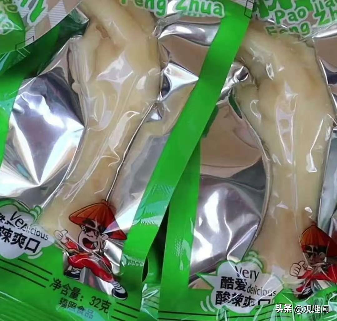 这些商家太黑心了！
我滴妈呀刚买的鸡爪，我还能吃吗？
就在刚刚在楼下超市买了几包