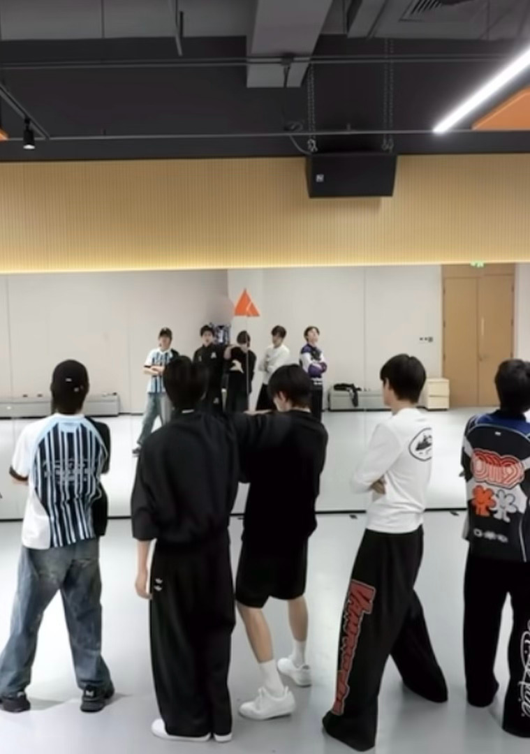 朱苏  图一图二是练习室，图三是正式舞蹈版又改动作？？这次又把搭肩去掉了… 