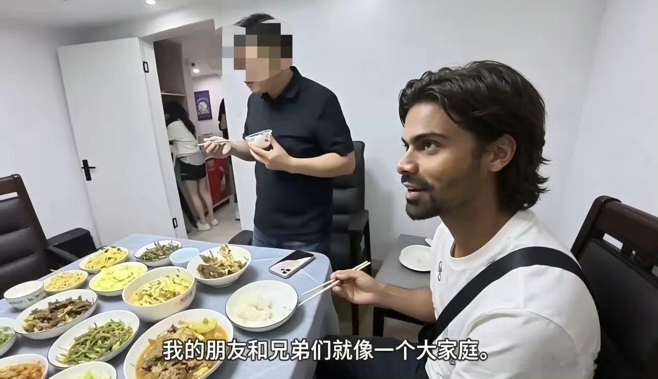 一印度在中国“乞丐”博主，居然被人领回家还做了十几个菜招待他…… 然后，这种印度