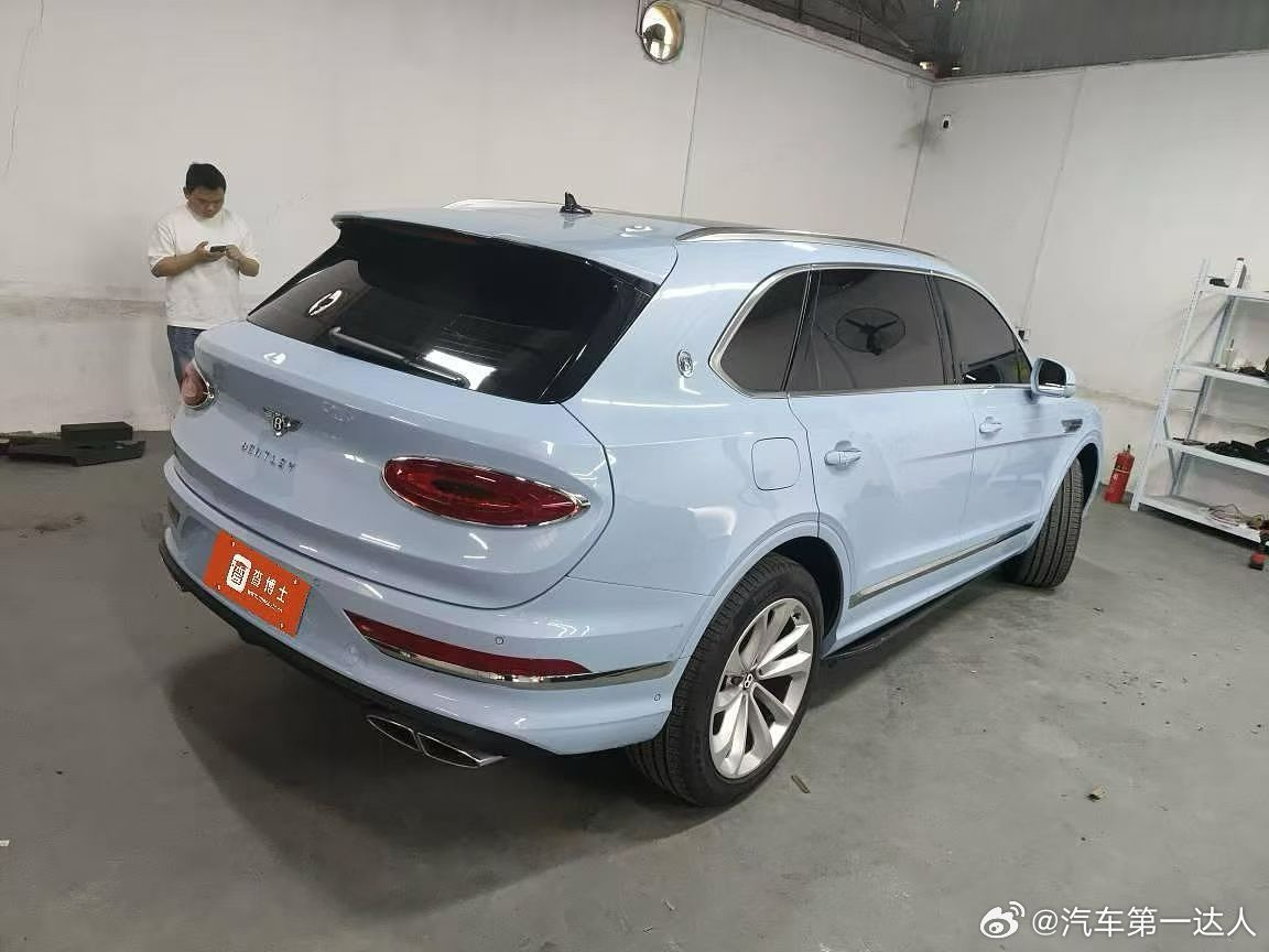 宾利添越加长四座版，高定版配原厂炫蓝 配置拉满.. 