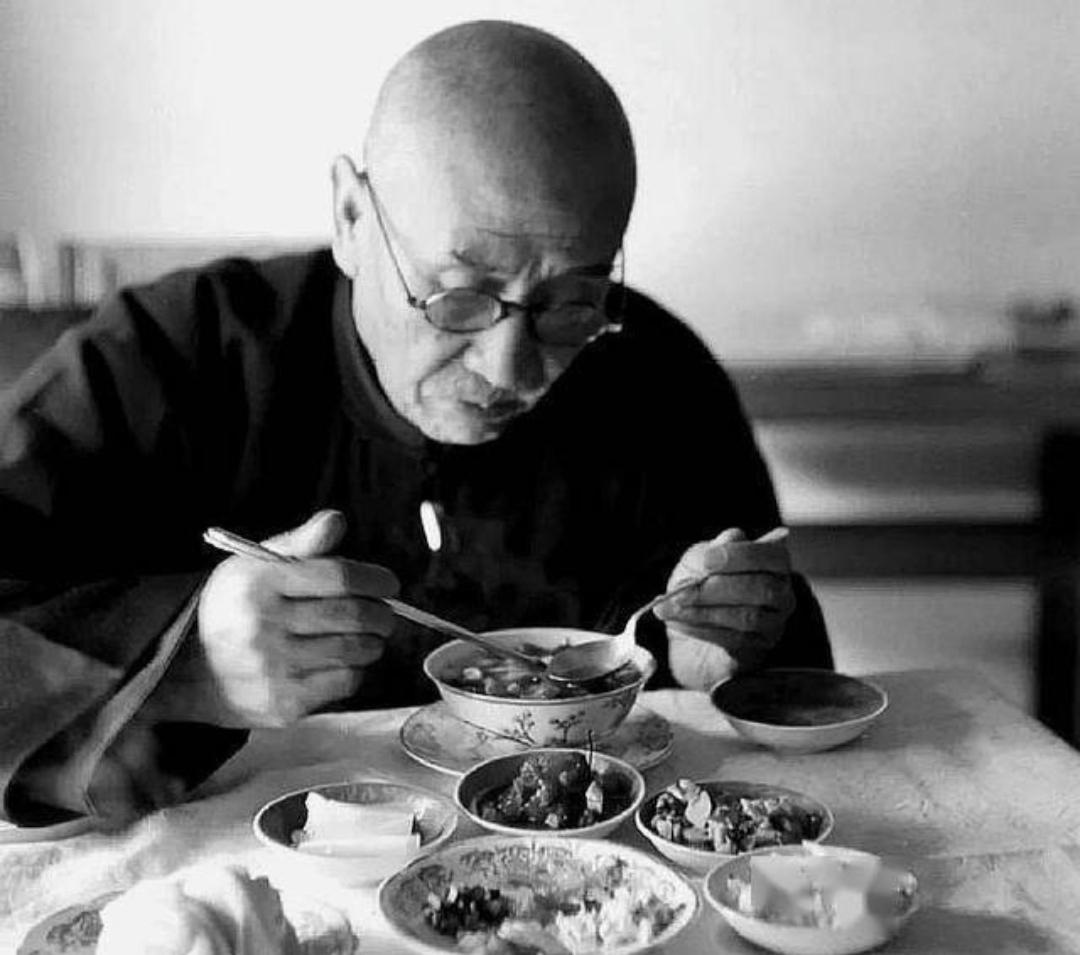 1960年5月23日，台北台大医院的病房里，77岁的阎锡山咽下了最后一口气。弥留