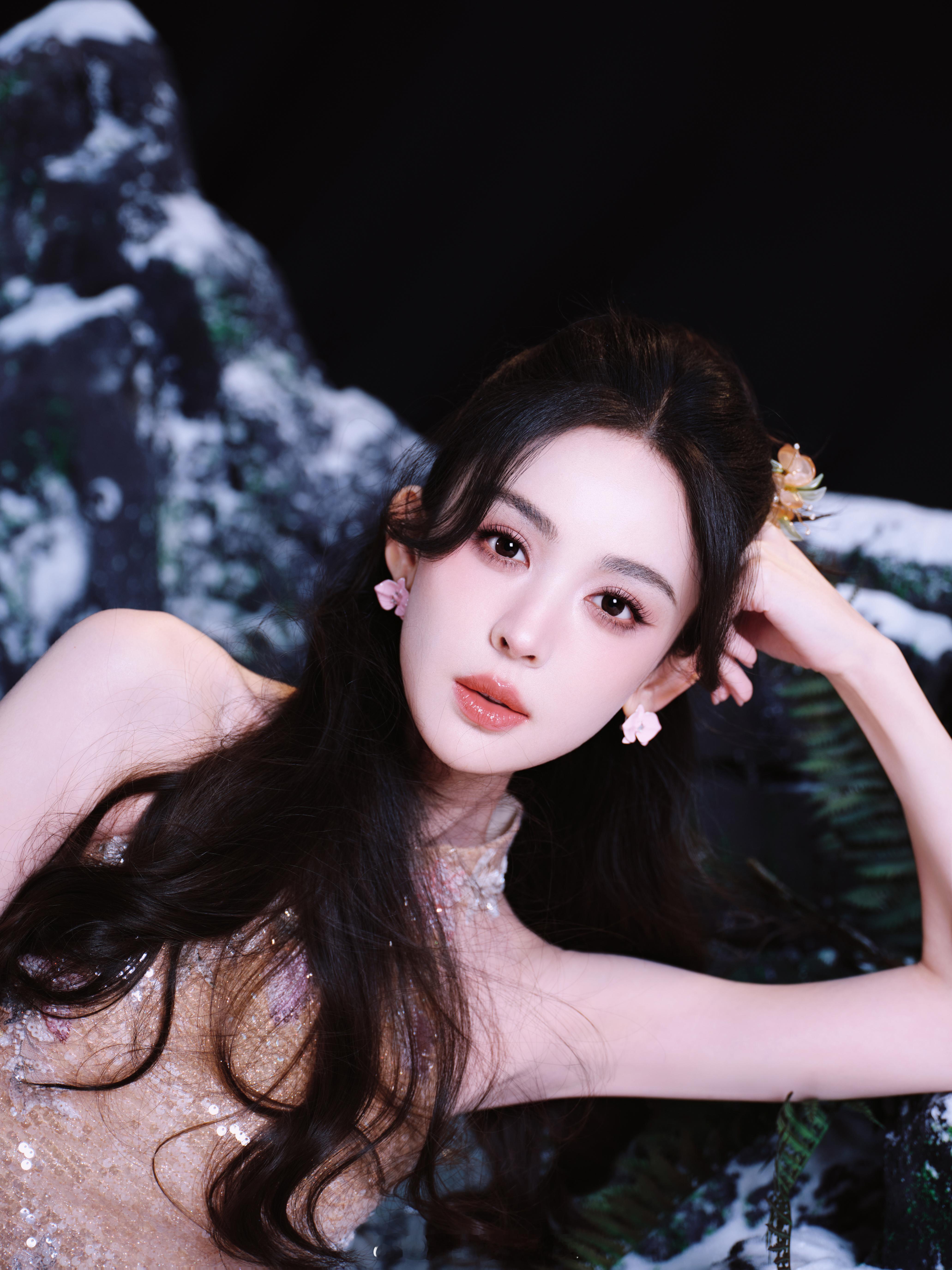 两个版本的娜扎娜扎玉茗茶骨见面会定妆照 