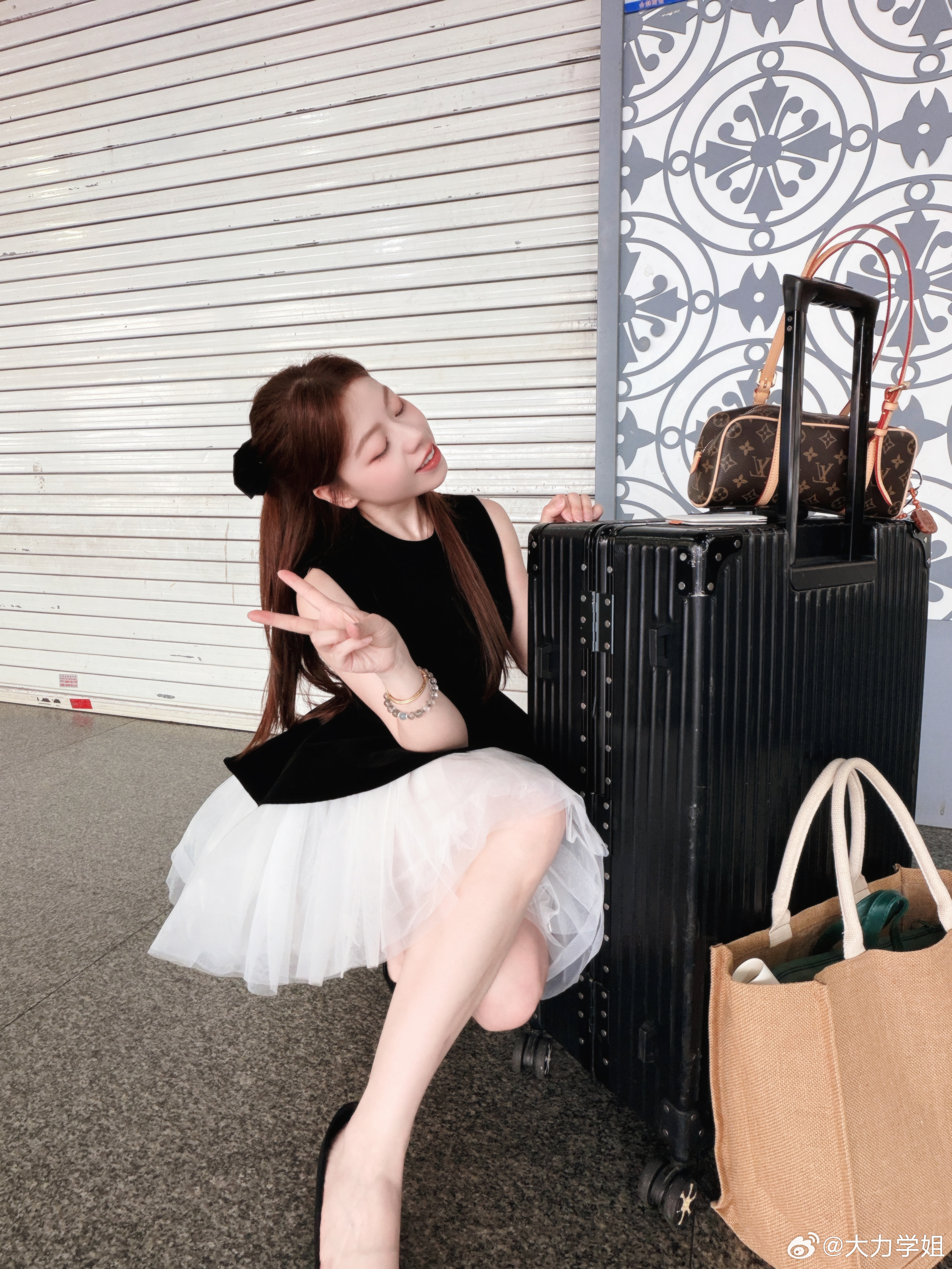 现实版“在逃公主”拖鞋30寸的大箱子继续“流浪”啦~深圳见