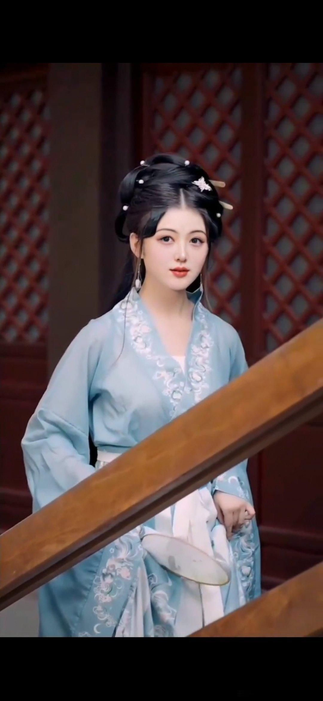 #情感#                     《无题》画栏斜倚月照窗，日射朱