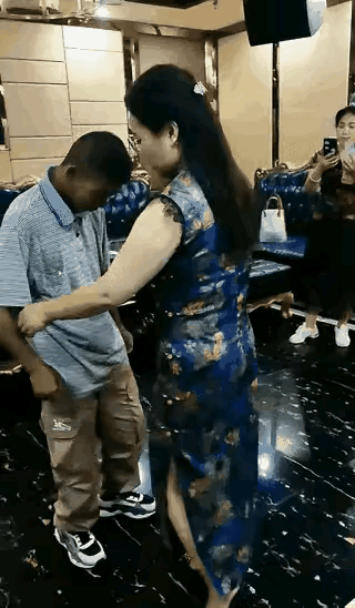 吃得苦中苦，方为人上人。
这得送多少单外卖啊？
兄弟，学习跳舞真不适合你！