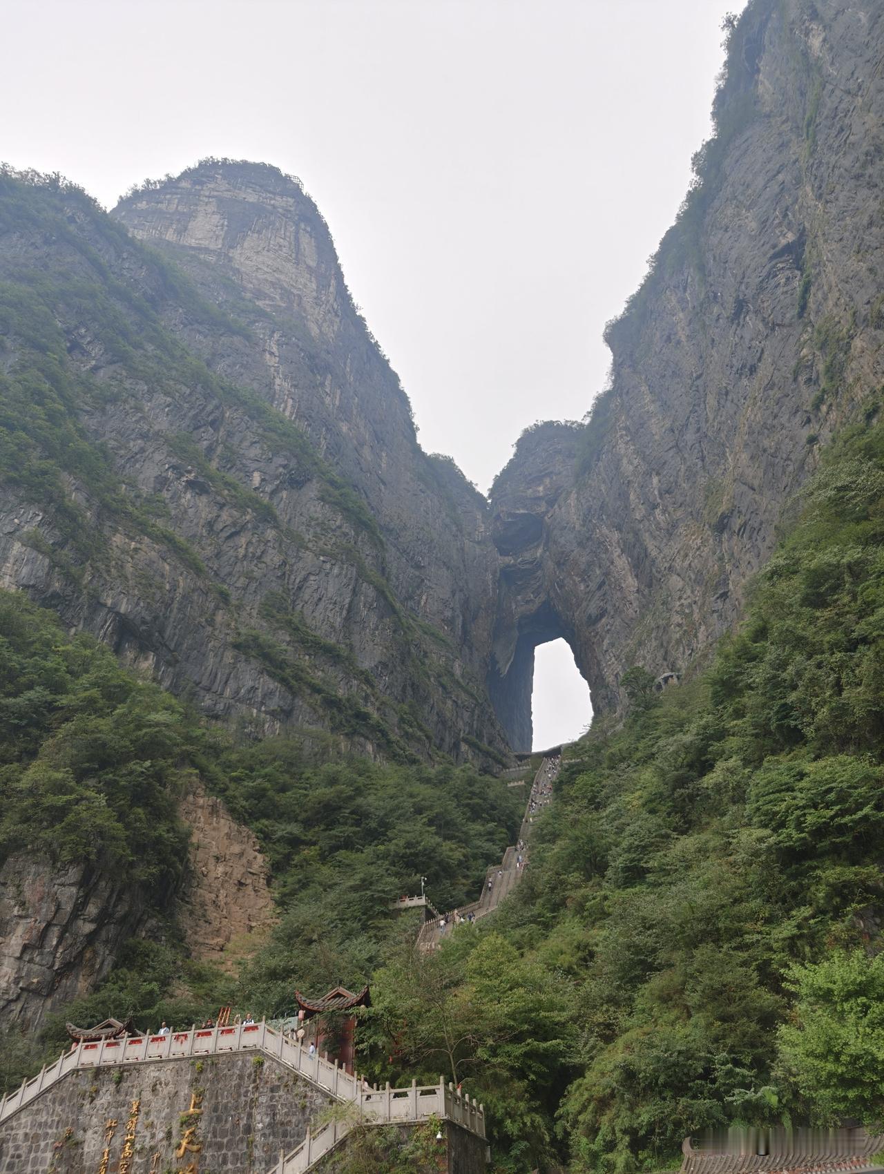 很多朋友好奇运营天门山的天津宁发集团，幕后掌舵人是谁？
其实宁发集团的实际控制人