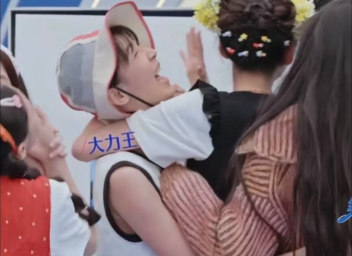 曾沛慈被孙怡抱到模糊 笑晕！曾沛慈在孙怡怀里直接“隐身”，脸都看不见了，两人互动