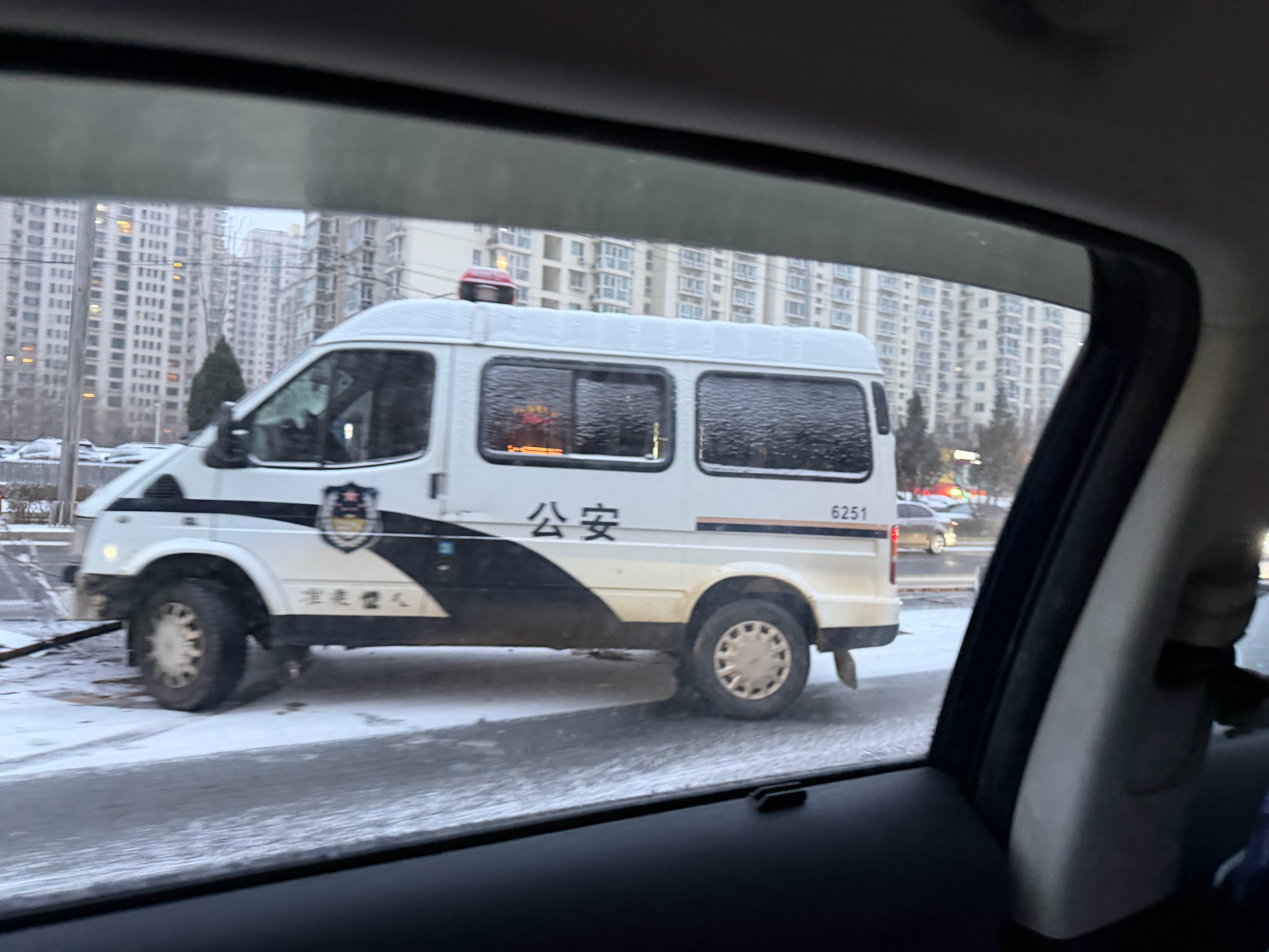 北京这会儿路上都结冰了，能不开车就尽量别开啊，尤其是后驱电车 北京