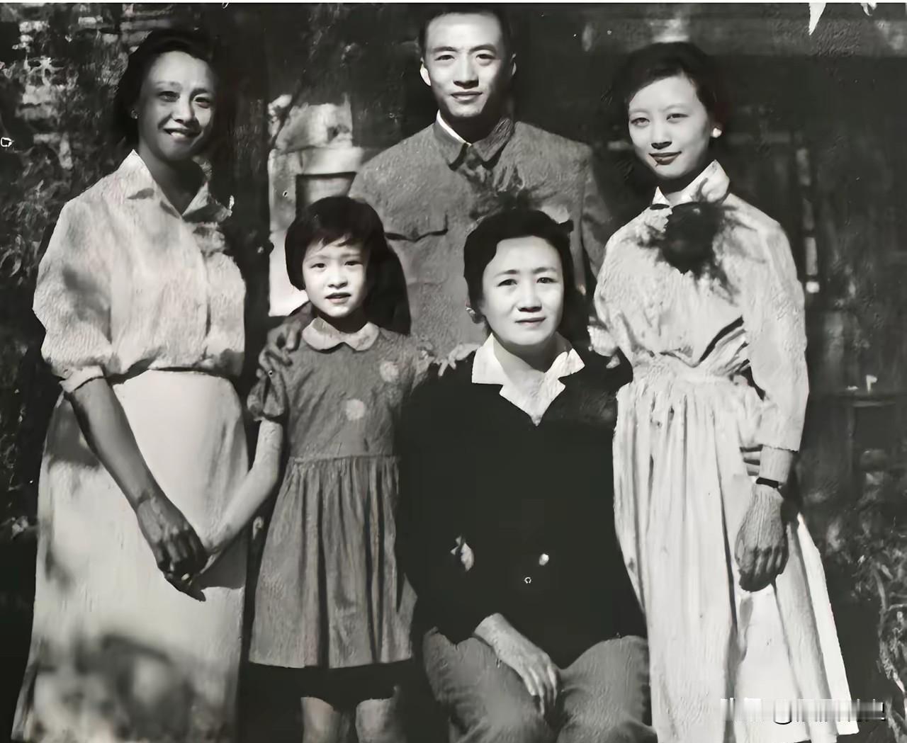 1970年，董竹君狱中过70大寿大哭，得狱友安慰后，立志活着出狱，出狱1年逆袭。