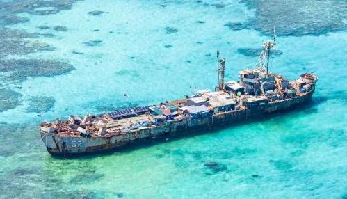 烧了。在中国海警全程近距离监视的情况下，菲律宾非法坐滩军舰上的人员，直接在甲板上