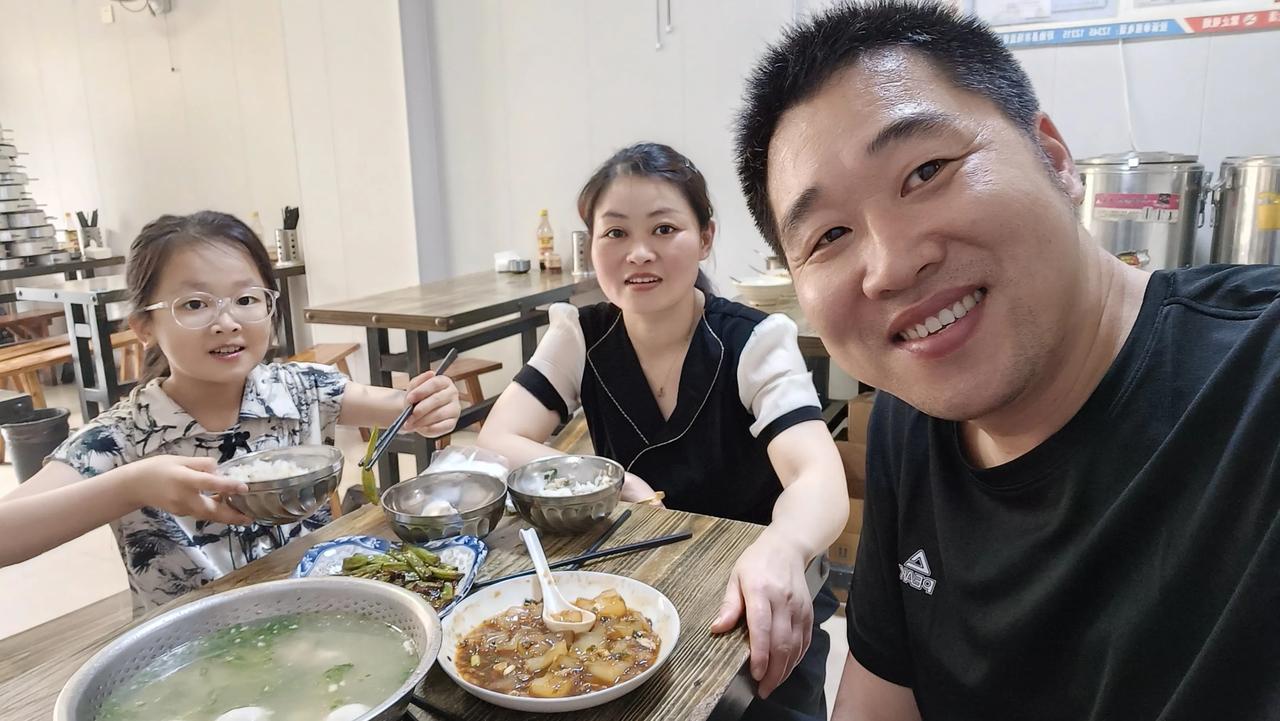 你们猜猜开夫妻小店的和没开夫妻小店的夫妻之间吵架频率哪个更高？
生意好的夫妻店之