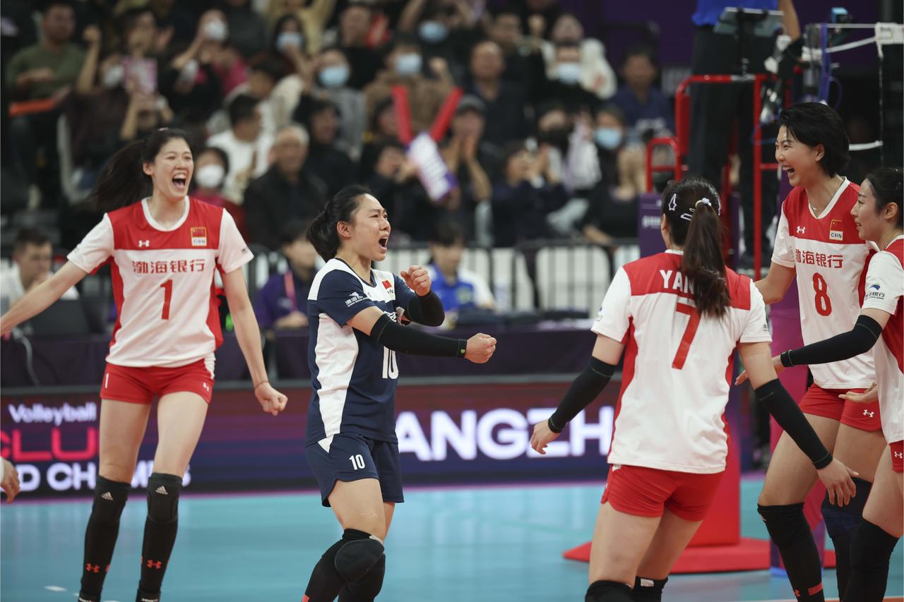 #天津女排#女排世俱杯第一个比赛日，代表中国出战的天津女排以3-0力克巴西米纳斯