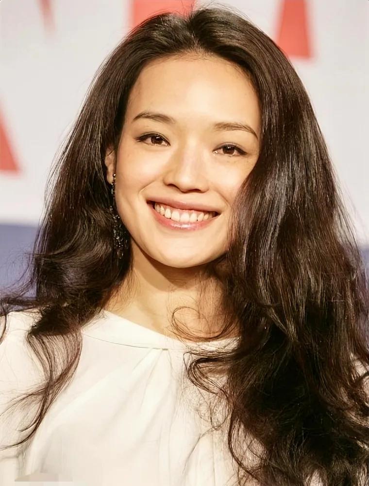 2005年，蔡康永问舒淇：“做演员开心吗？”，听到这句话后，舒淇情绪无法自控，嚎