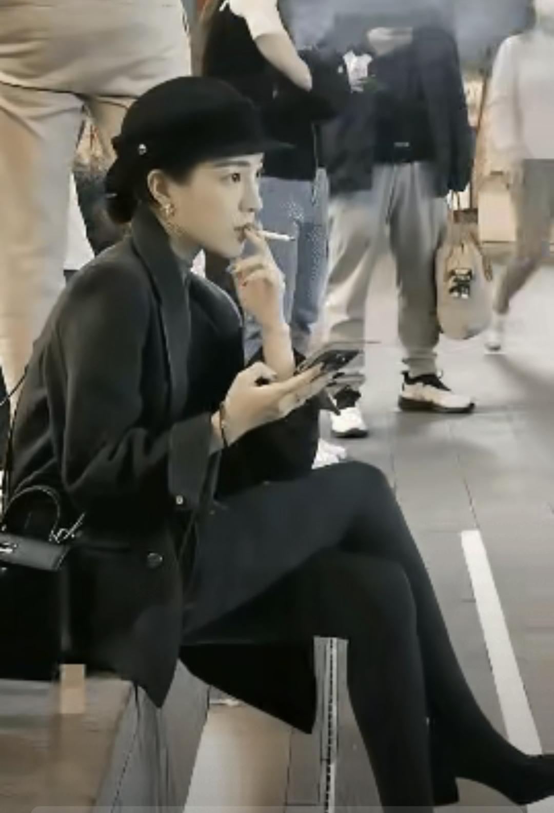 抽烟这种事，看分什么人，雅者则雅！俗者自俗！