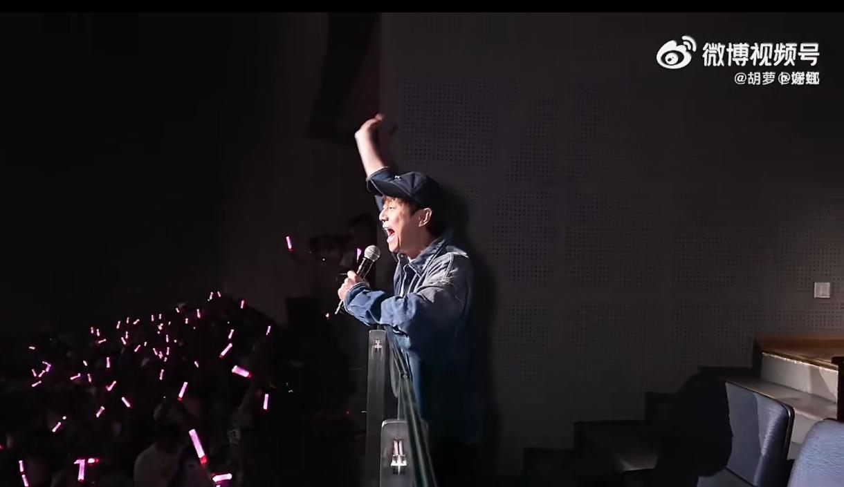 这大概就是娱乐圈最动人的神仙友谊吧！
 
为了奔赴谢娜人生中的第一场个人演唱会，