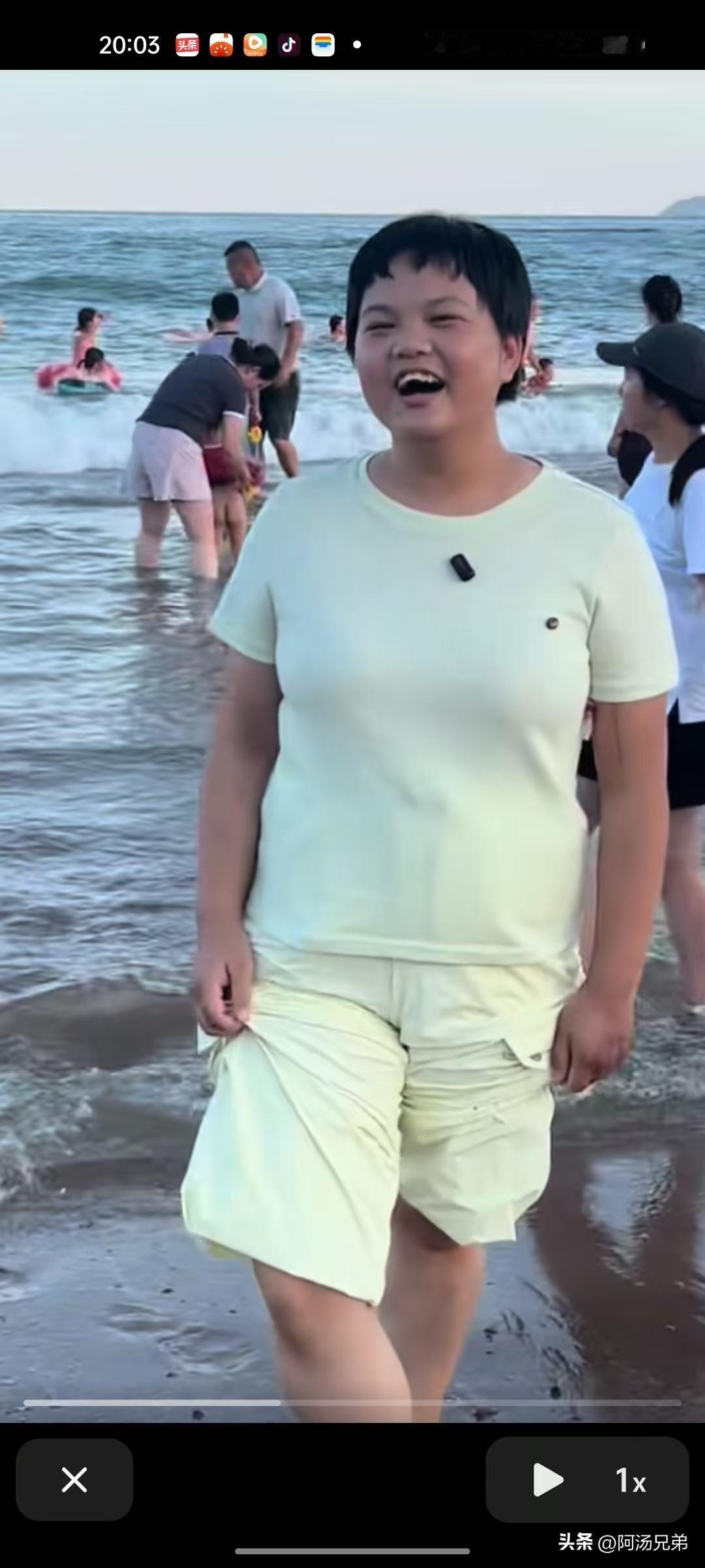 胡心瑶，这位罹患绝症的女孩，近几日令无数人动容。
先是李亚鹏爱心捐赠，让胡心瑶的