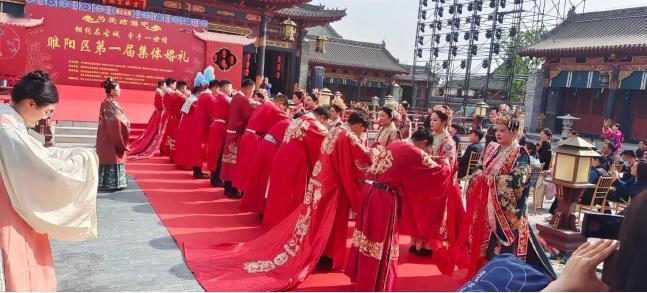 据媒体5月4日报道，恰逢五四青年节这个充满青春气息的日子，商丘古城里格外热闹，3