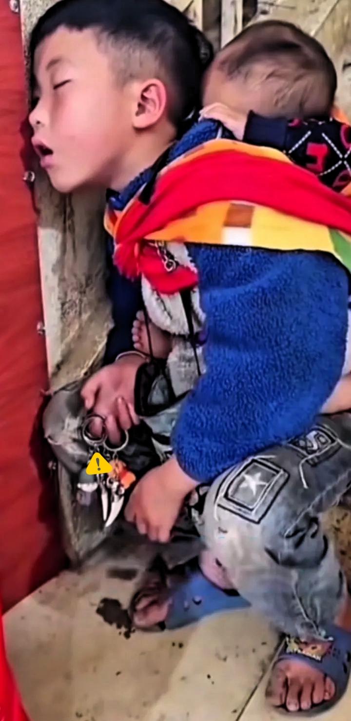 看完心里久久没法平静，父母分开之后，父亲外出务工，两个孩子格外思念母亲。哥哥背着