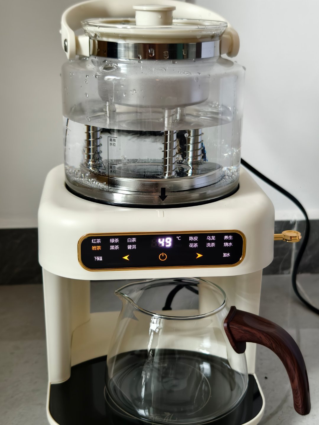 从学校回家收到了舍友送的暖房礼物头一回知道还有萃茶器蒸出来的茶太香了我天…屋子里