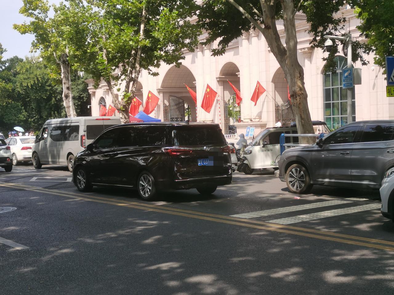 这几天，不少大学陆陆续续先后开学了。
开学季，是学校后勤处最忙的时候，附带忙的还