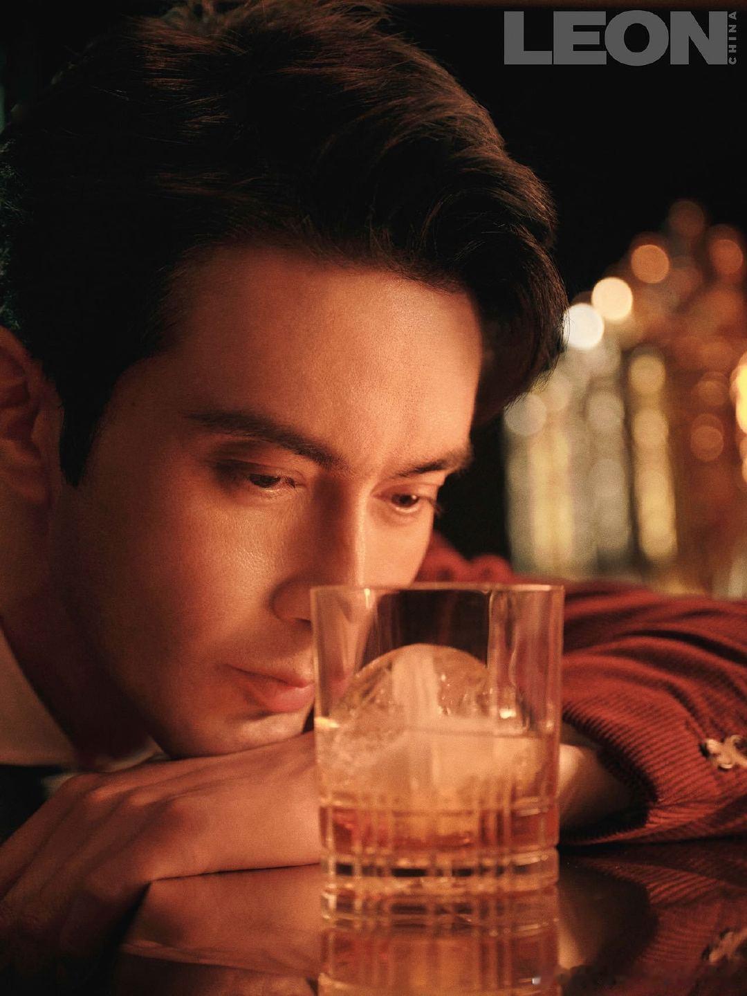 191cm的“行走衣架”穿西装简直是降维打击，这台“顶级法拉利”帅到犯规了吧！西