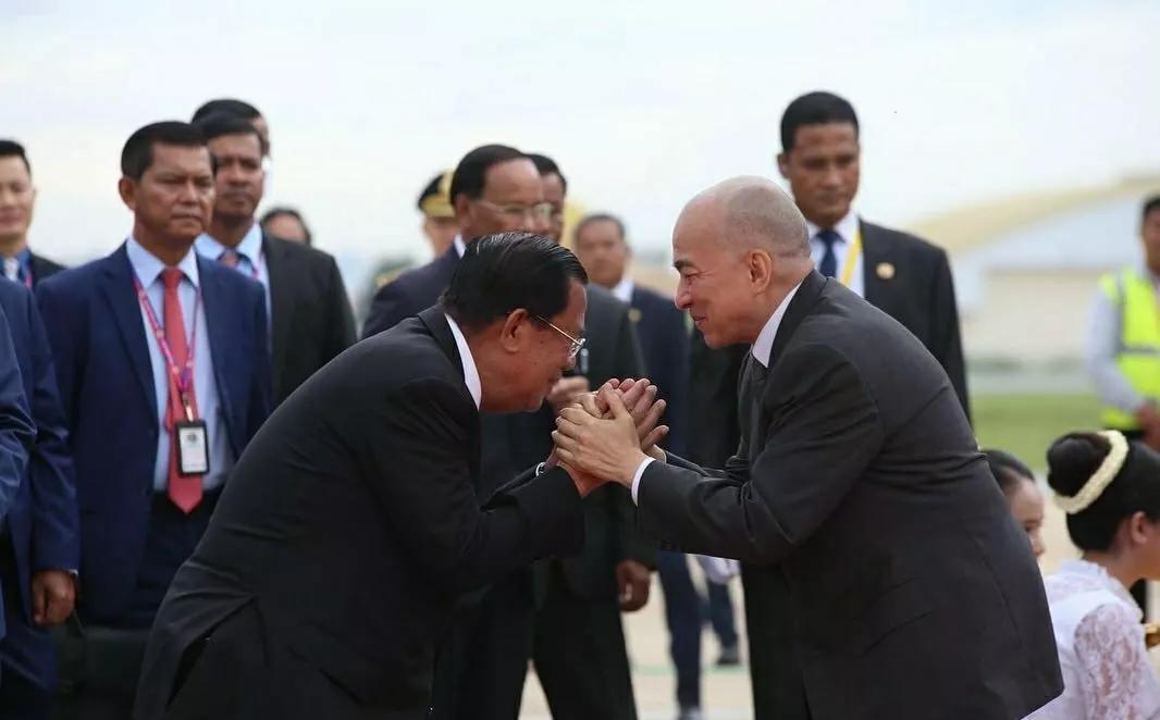 柬埔寨国王西哈莫尼陛下9月23号返回金边，洪森父子带着一群达官贵人来迎接，没有夏