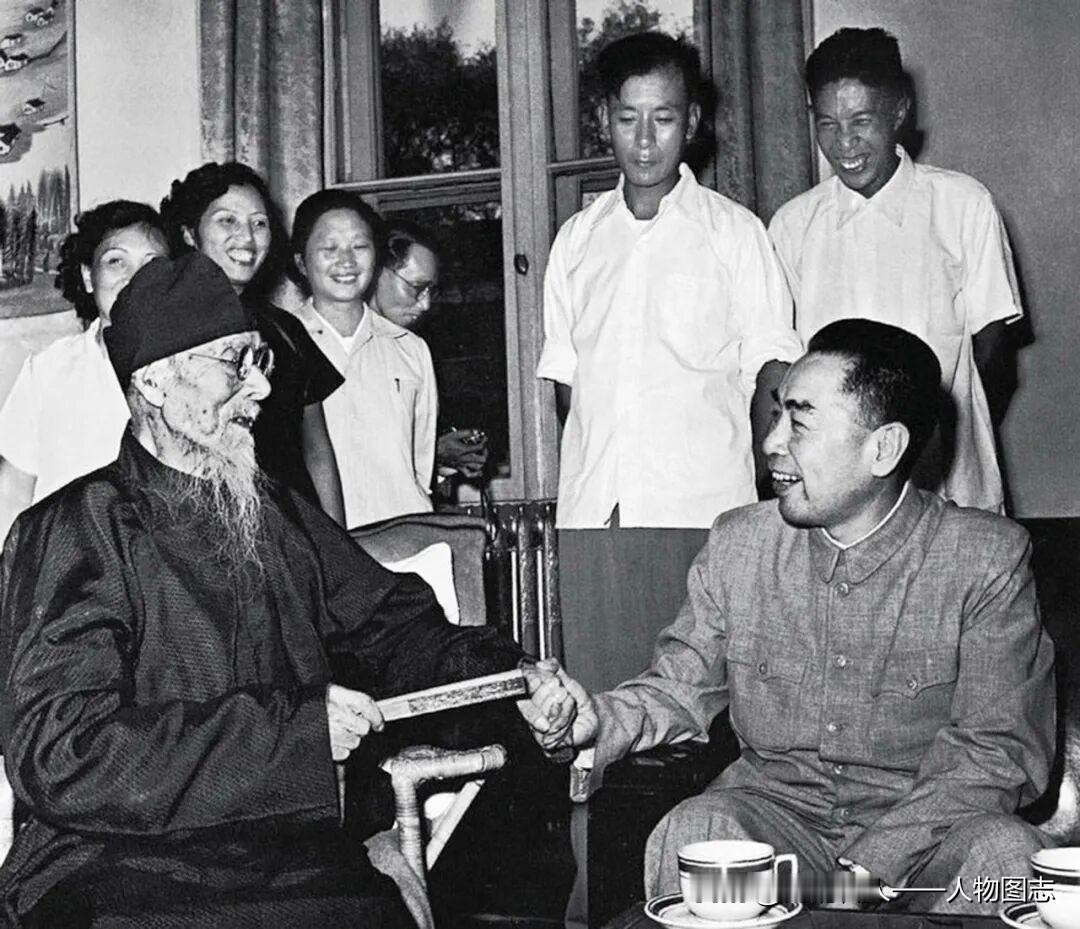 1956年9月1日，周恩来总理出席“授予齐白石世界和平理事会国际和平奖金仪式”并
