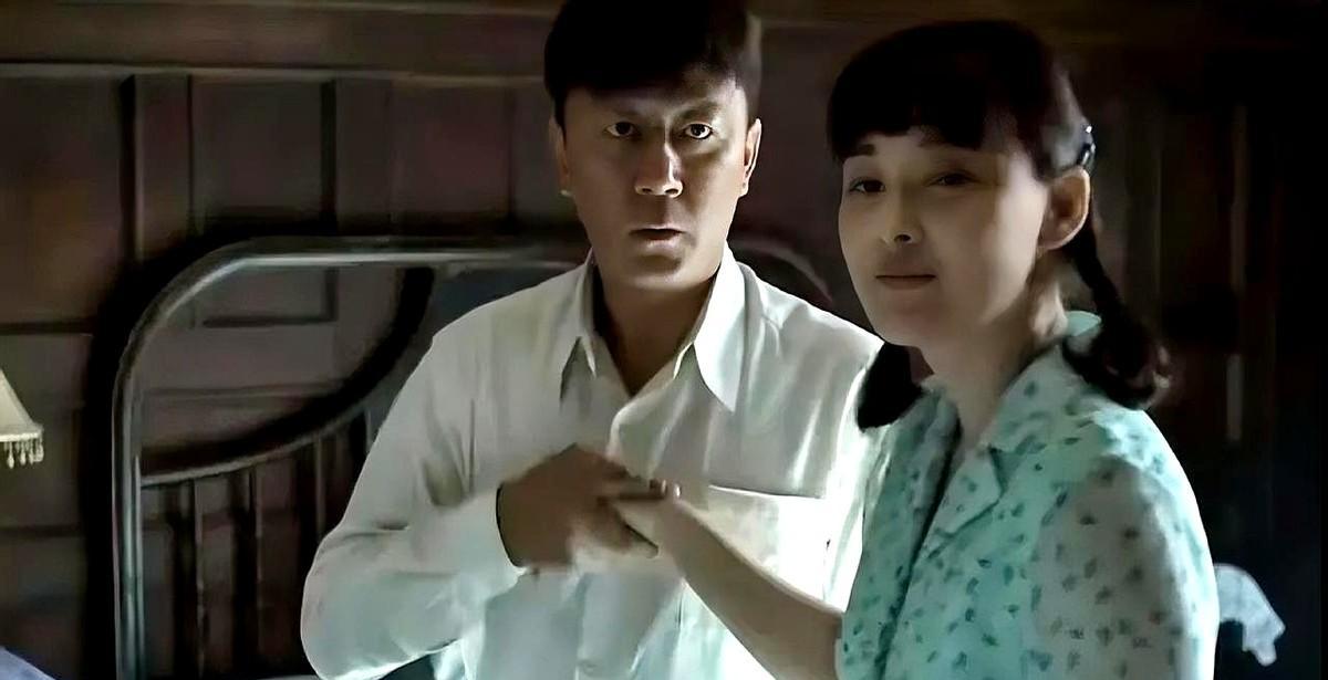 装醉时手指“不小心”碰了三次——那个年代的男人，用失误当情书。
江德福在安家宴席