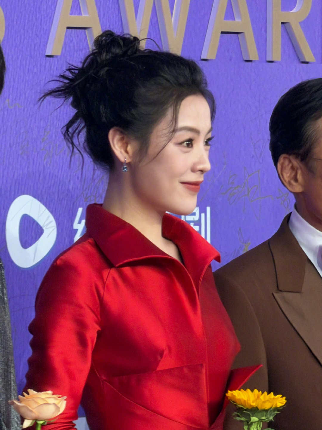 想知道程潇看的什么短剧程潇跟我追的是一部短剧吧程潇这个镜头太有冲击力，眉眼冷冽又