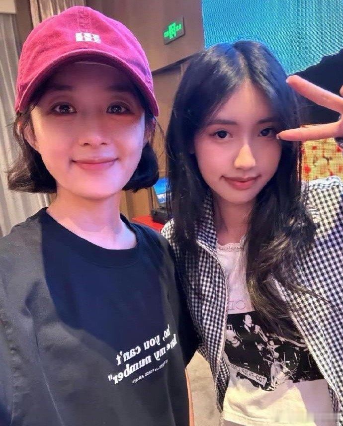 冯小刚女儿与赵丽颖同框，徐朵出落得亭亭玉立。兰西雅《向阳花》剧照惊艳，实力派少女