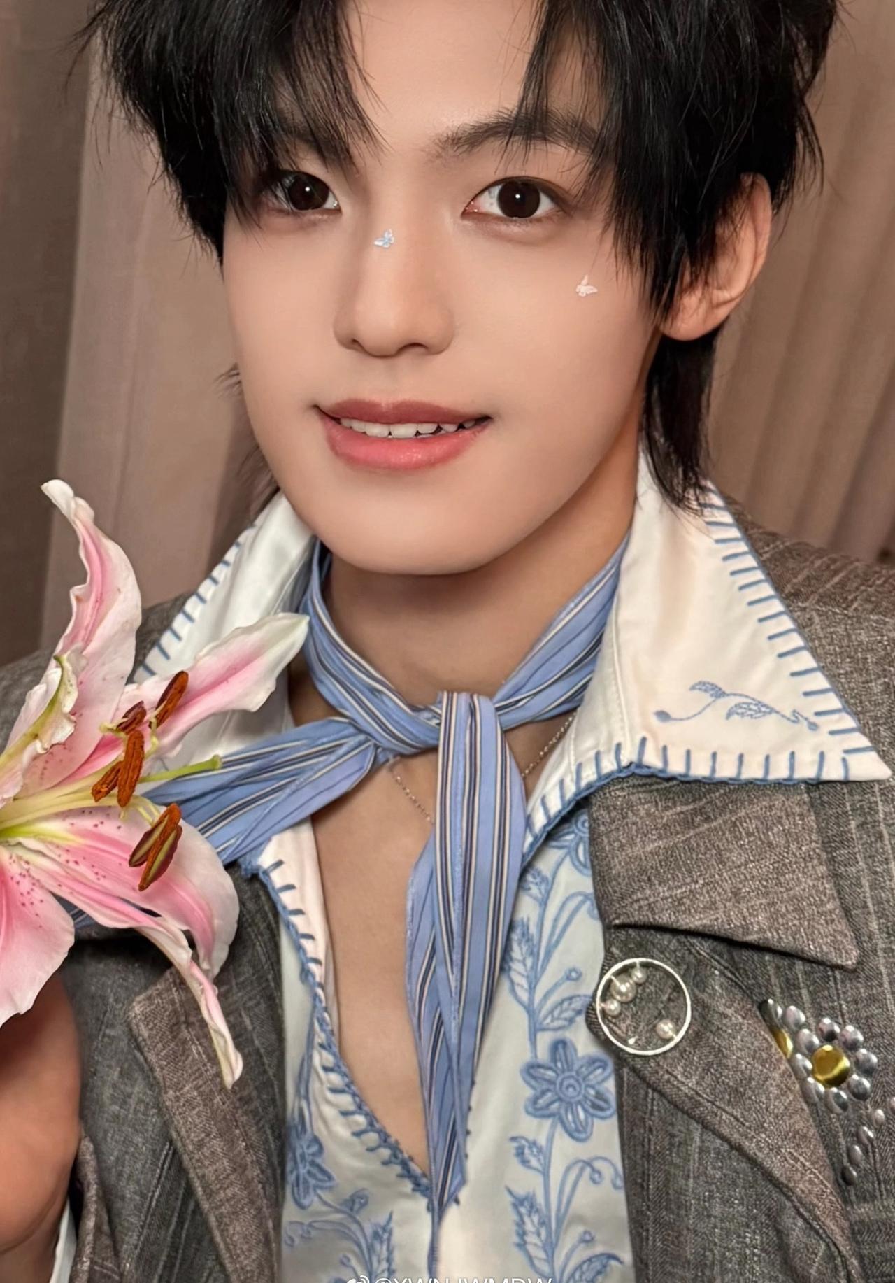 这个领口是不是太大了😗😗😗
和张泽禹一起祉猷并茂 ​​​