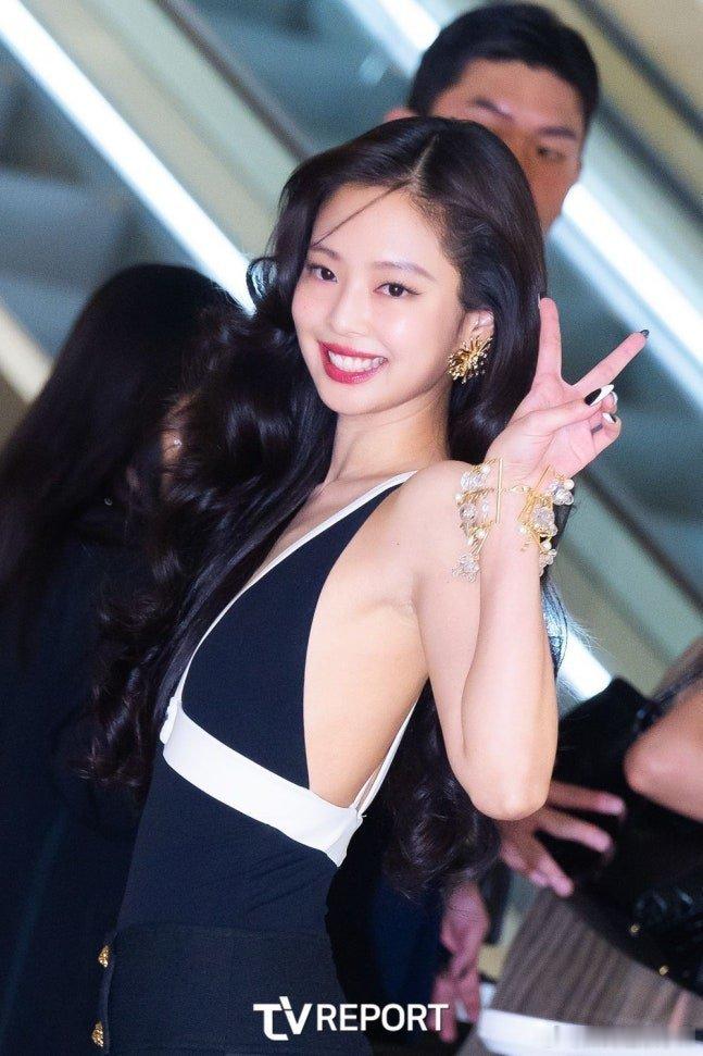 Jennie香奈儿表演新歌新歌我们来了