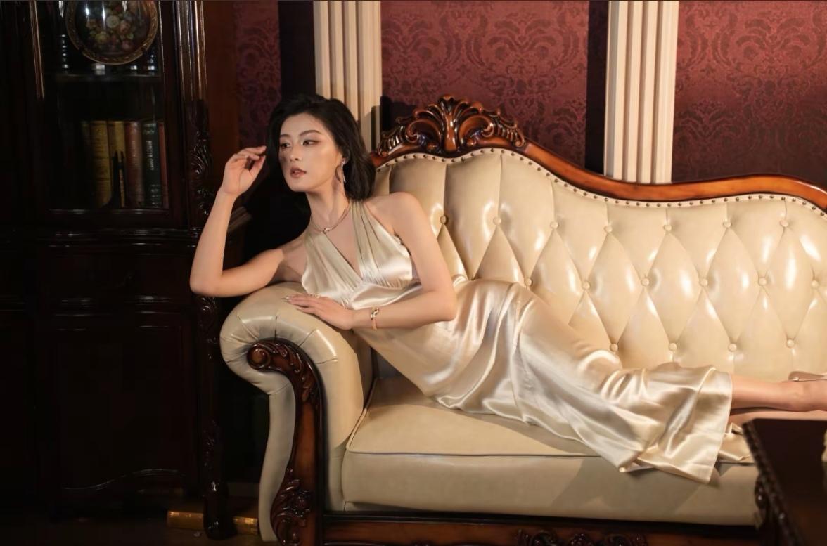 玉人倚坐，锦衣华裳。