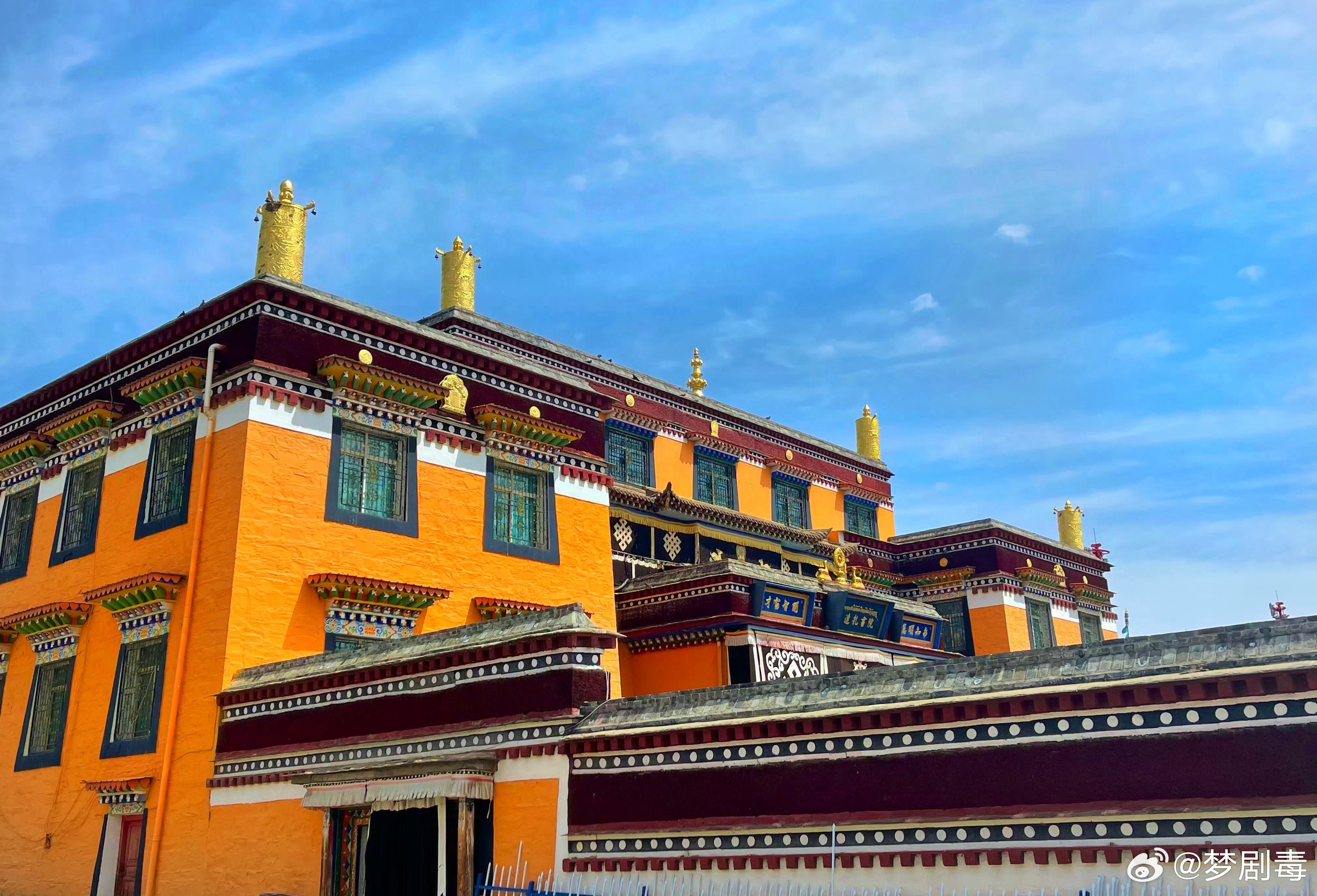 若尔盖 达扎寺院的风景དམ་ཆོས་ཀྱི་སྒྲ་དབྱངས་སྙན་མོ་འ