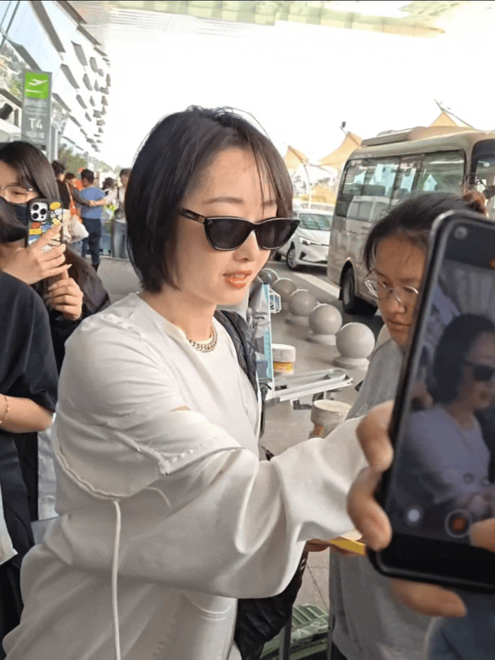 蒋梦婕这身材被低估了，话说她人气还是挺高呀，去机场还有这么多粉丝来送！