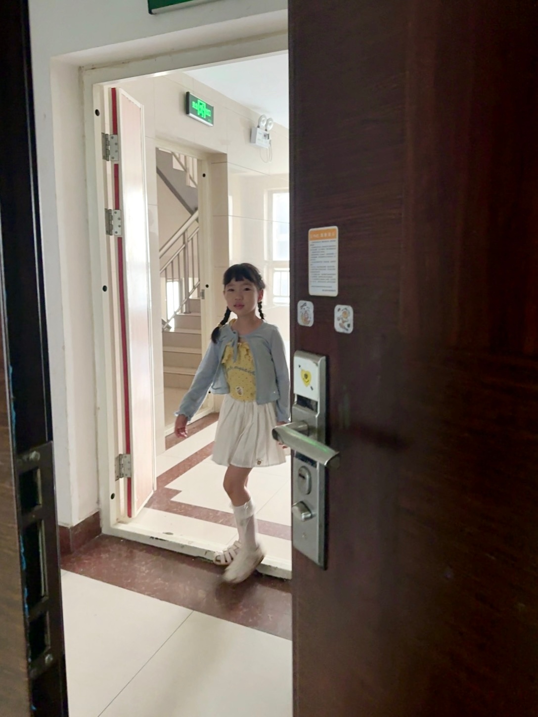 小满幼儿园ootd 我公婆又要出去旅行了 这次去甘南玩早上凯哥去送他们 正好顺带