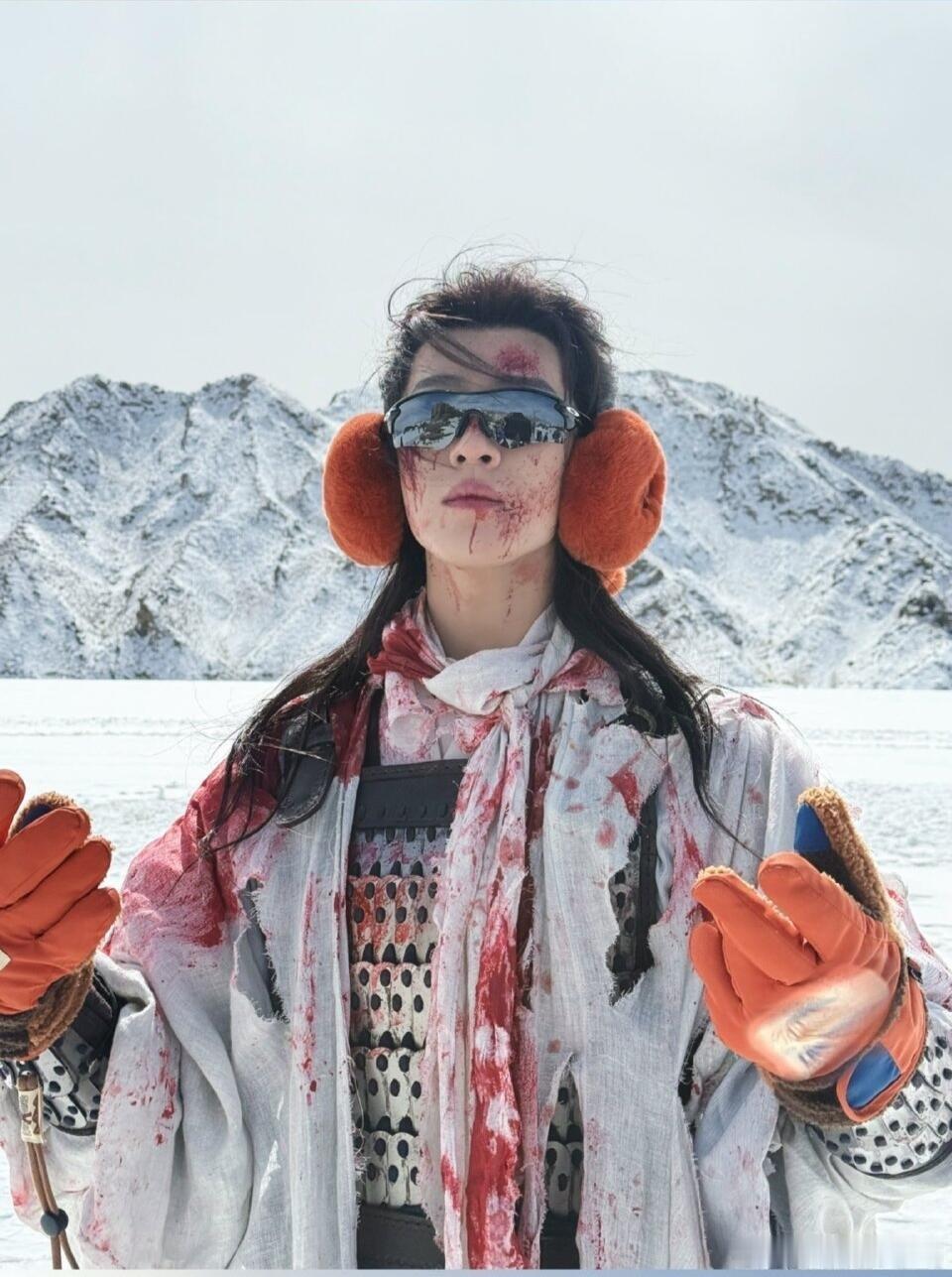 李昀锐生理性疼痛不像演的为了缓解痛苦拿石头砸手臂，手抖得连东西都握不住，这哪里是