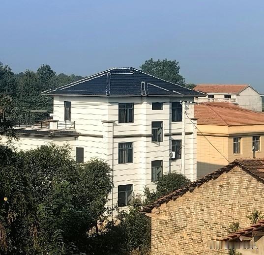 回村发现开好车住豪宅的都是一些苦逼族，蔸里面真没几个钱，有可能还欠一屁股债。
隔