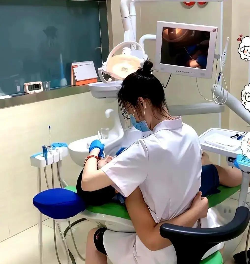 一张照片传遍全网，

医生被骂到关店，

真相却没人问。

那天她只是扶了下快晕