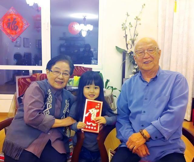 谷建芬的丈夫邢波，一辈子甘当妻子背后的无名英雄。临终前他拉着妻子的手深情告白，字