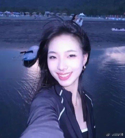 小S的大女儿Elly，分享了一组海边美照，姣好的身材一览无遗，肚脐上的脐钉抢镜！