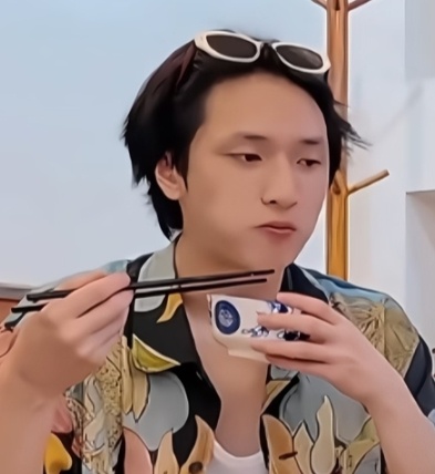 端个碗吃饭好乖的小宝严浩翔