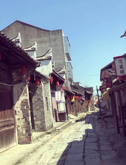 在湖北监利、石首、江陵三县交界处有一个“一弓堤”小镇，这个“一弓堤”的名字是怎样