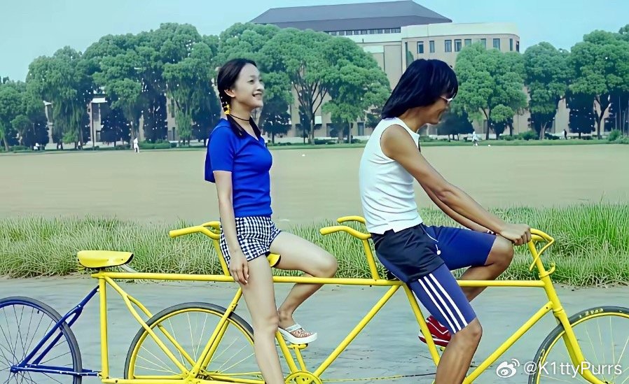 周迅、朴树、夏雨二十多年前在清华操场上的一组老照片 