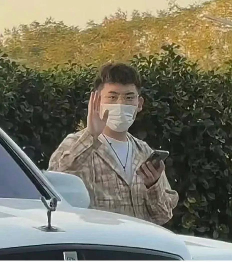 最大的被刺，听泉开上劳斯莱斯了。自己吃肉，留老铁们独喝西北风。当网红赚钱的时候，