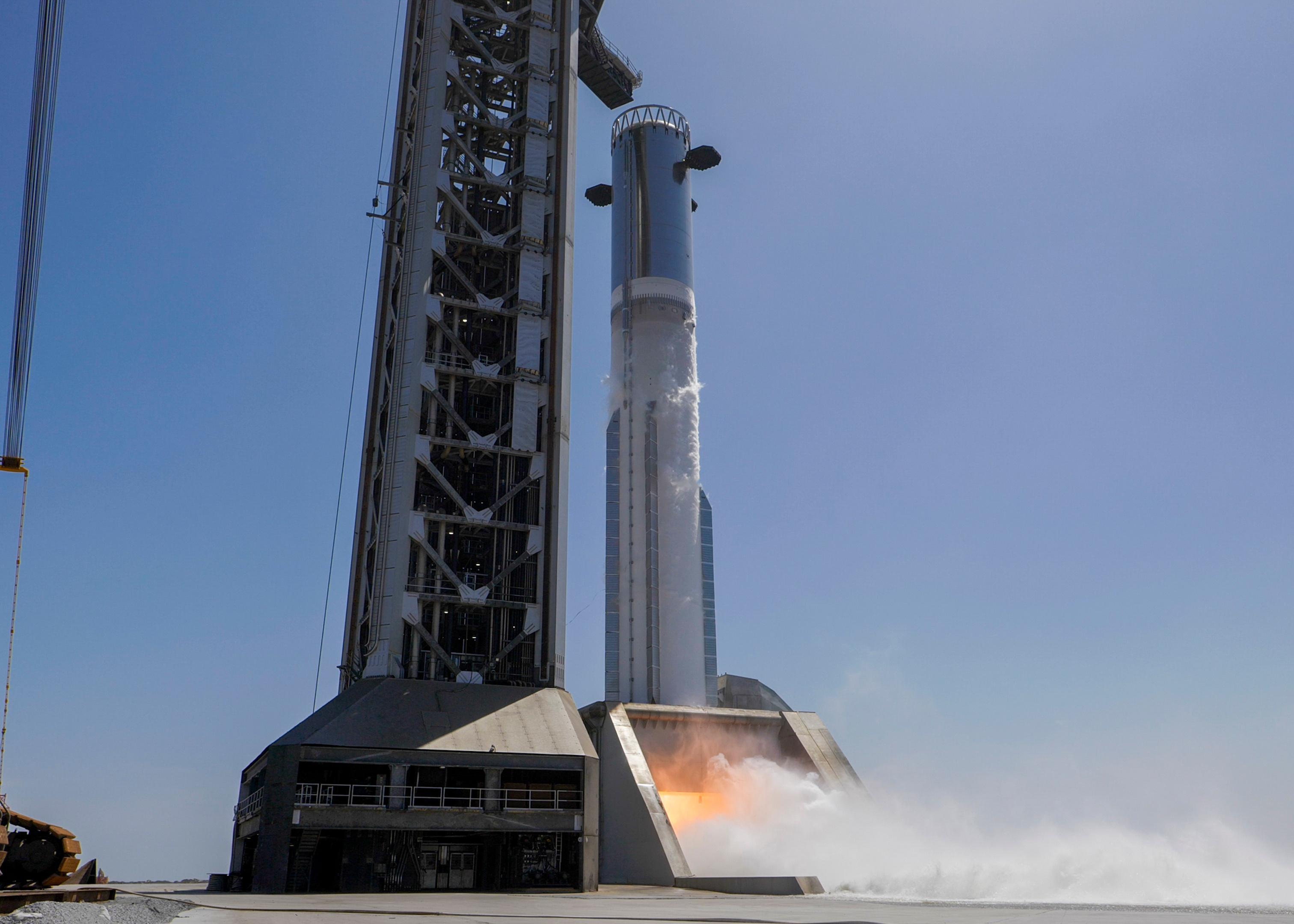 SpaceX在新发布的视频中确认，其进行10机静态点火并不成功。发射台方面发出了
