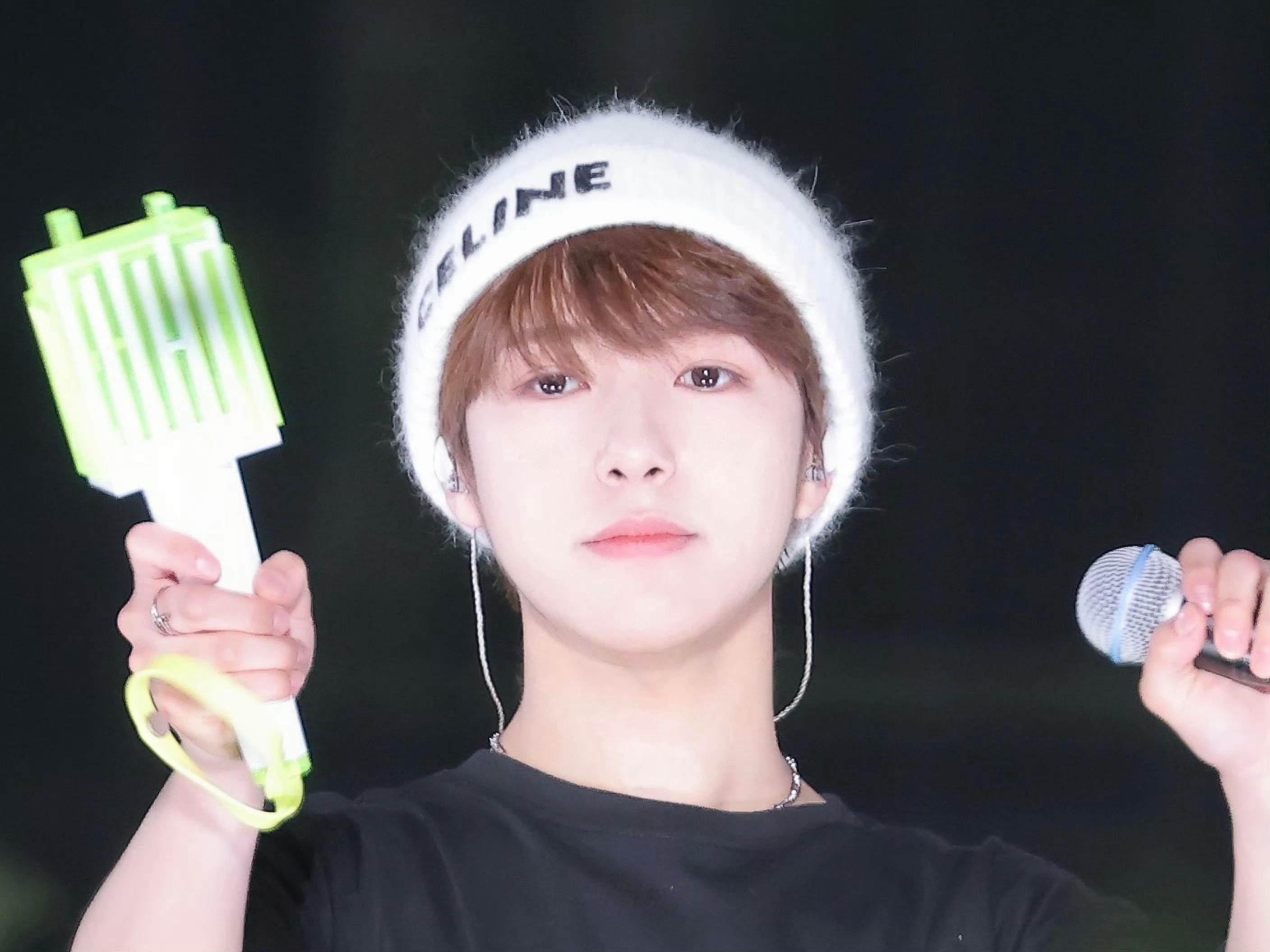 黄仁俊[超话]   hrj   黄仁俊  元宵节快乐，吃汤圆 