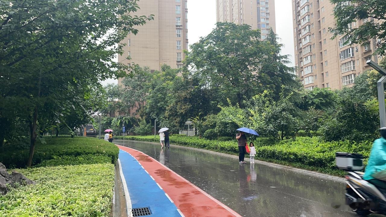 【七律•盛夏来临懒在家】
盛夏来临懒在家，轻思岁月念桑麻。
微风扇里轻拂汗，陋室