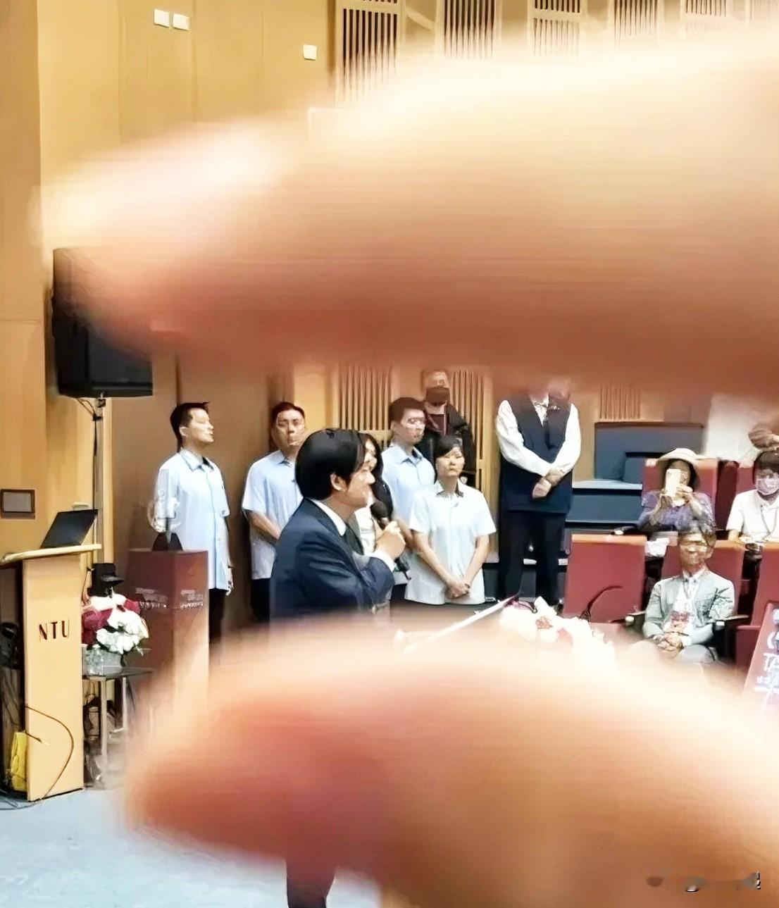 新加坡联合早报昨晚报道：“一名台湾大学大陆交换生，在抖音发布隔空借位‘捏头’赖清